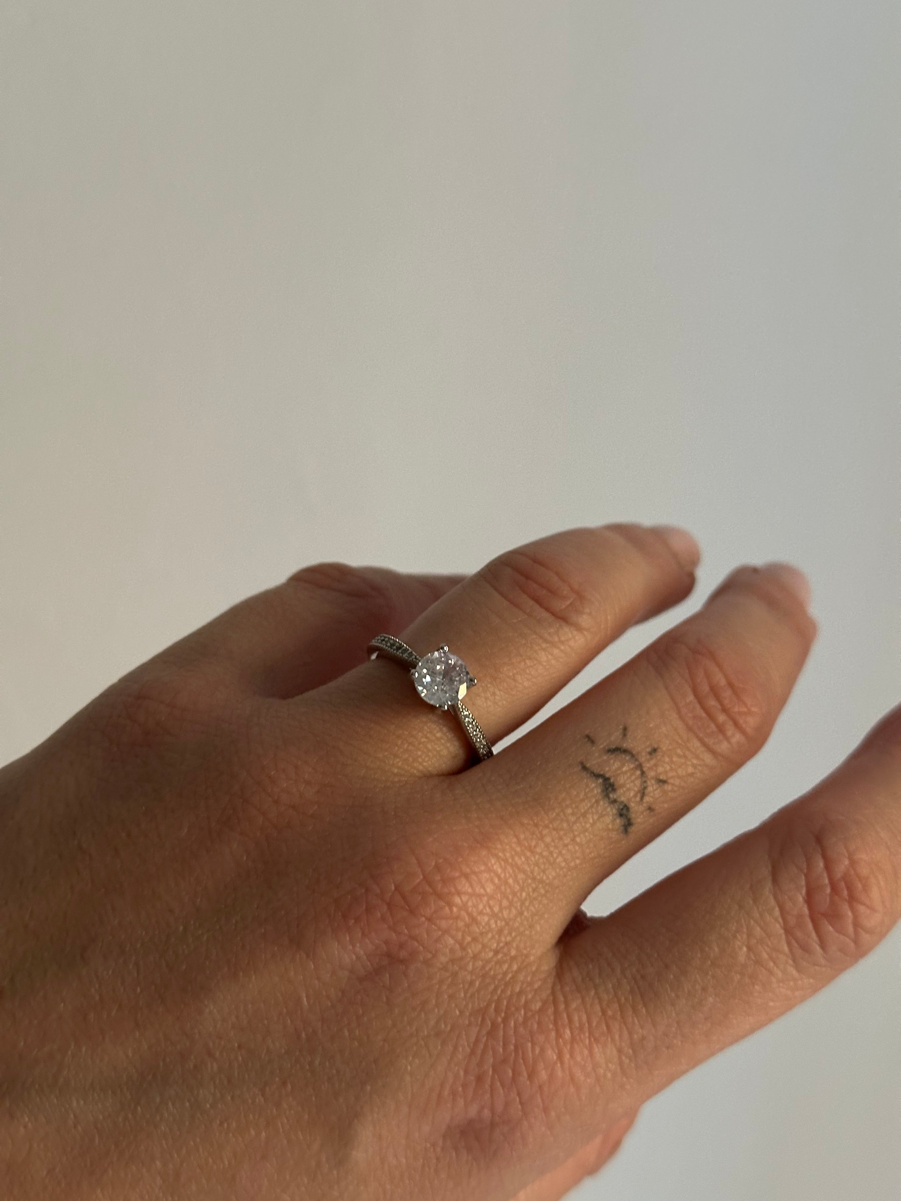 Anillo de acero inoxidable de plata con brillantes