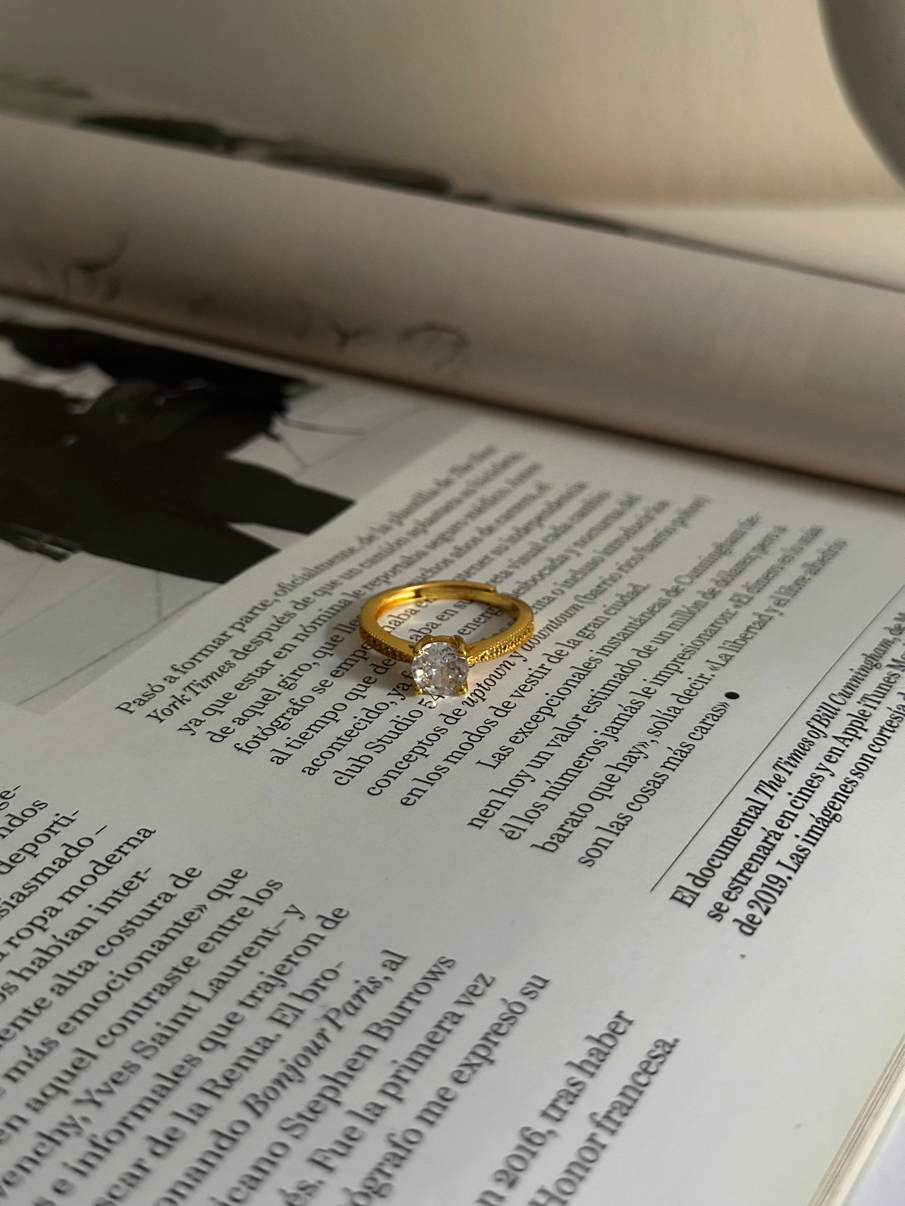 Anillo minimalista con circonita central