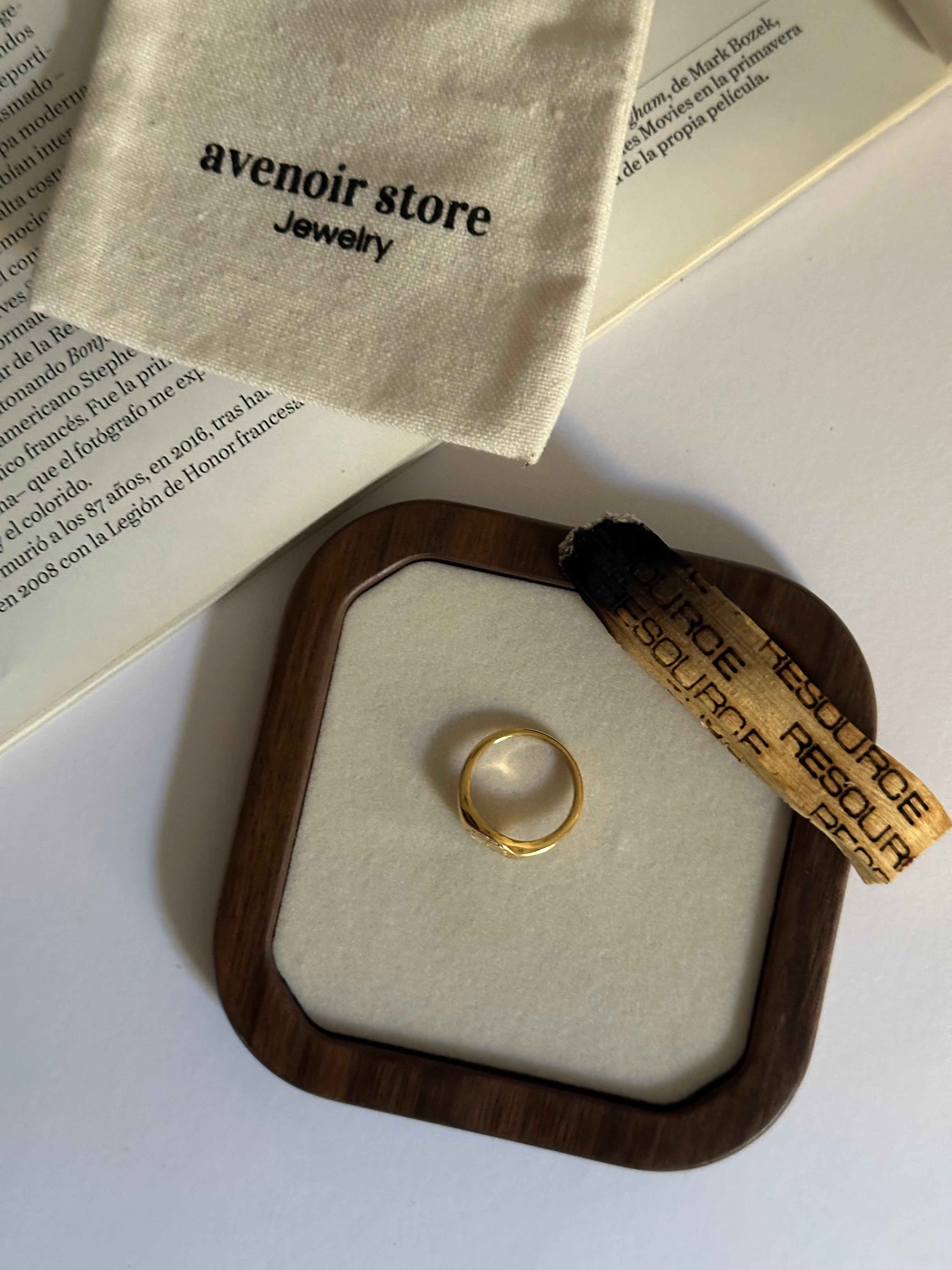 Anillo con diseño de Luna, de acero inoxidable y baño de oro.
Talla especial para dedo meñique