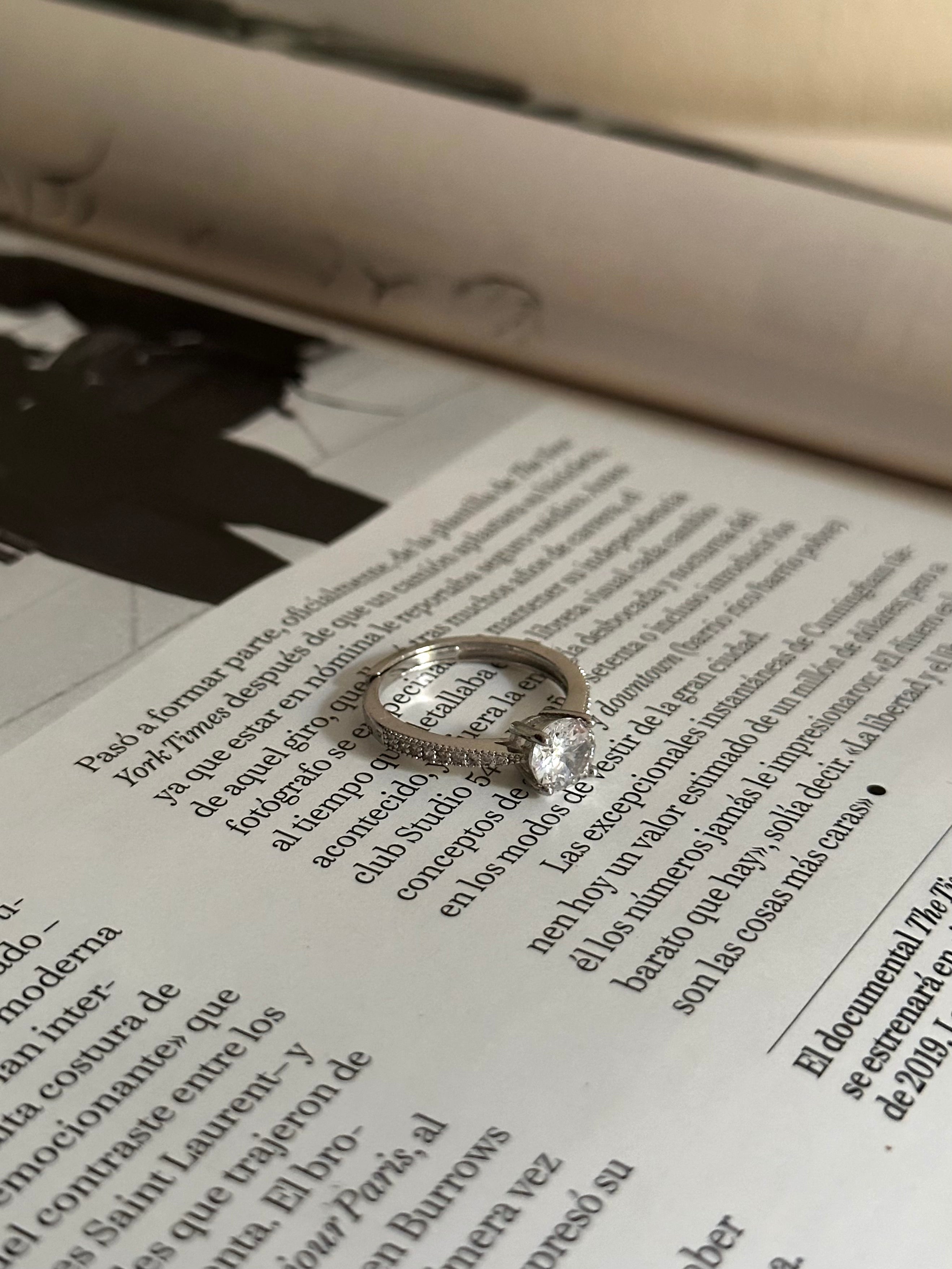 Anillo de acero inoxidable de plata con brillantes