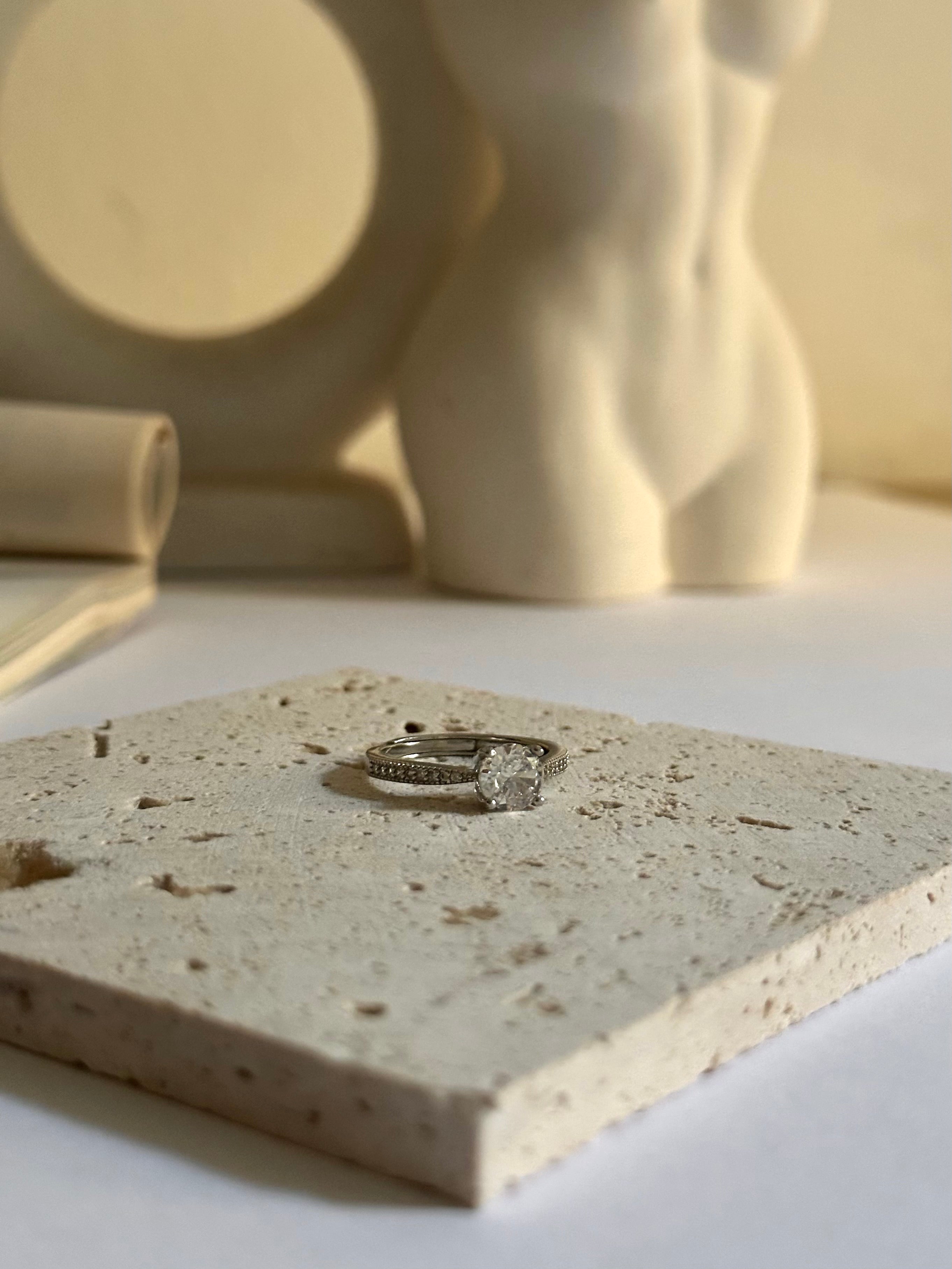 Anillo de acero inoxidable de plata con brillantes