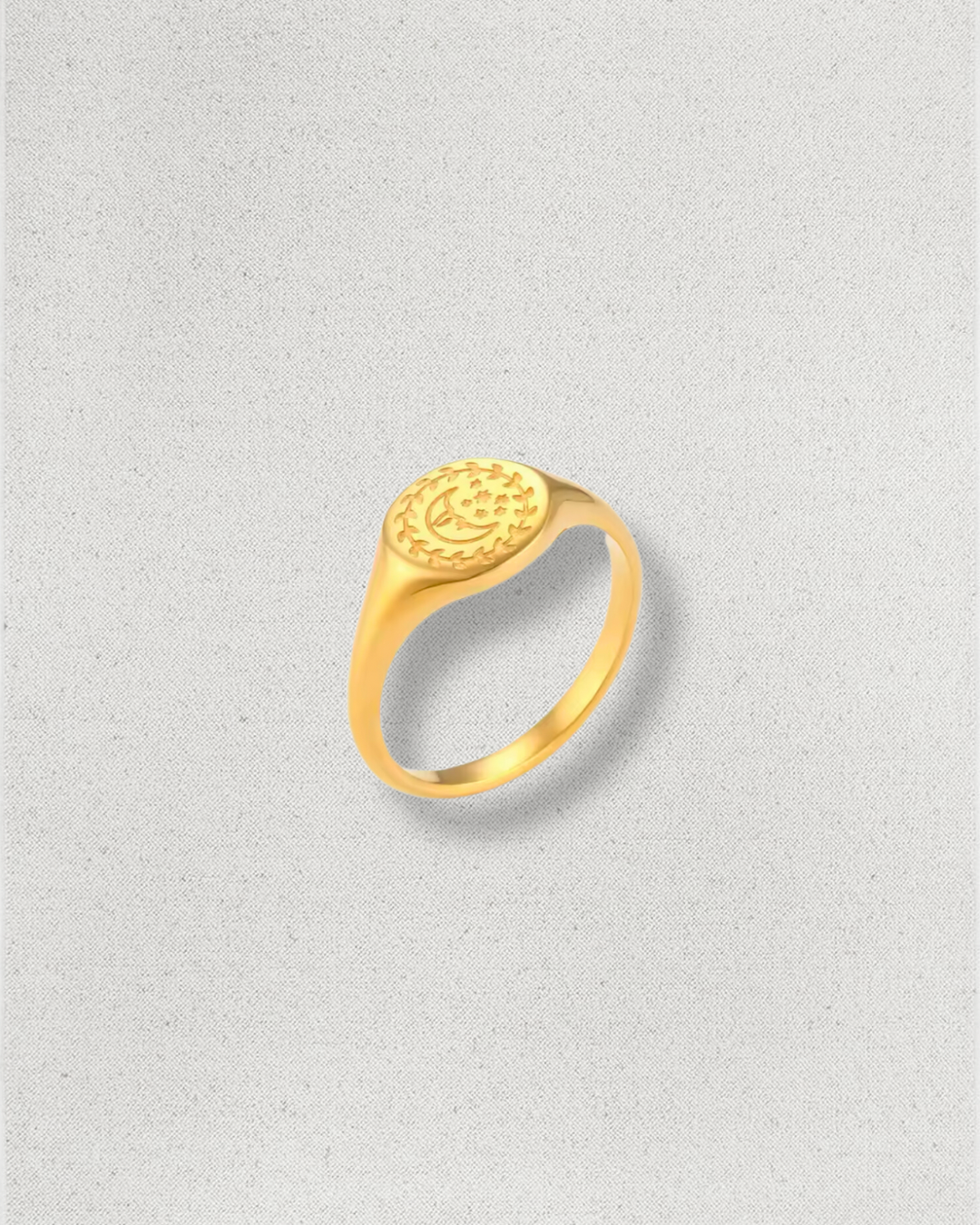 Anillo con diseño de Luna, de acero inoxidable y baño de oro.
Talla especial para dedo meñique