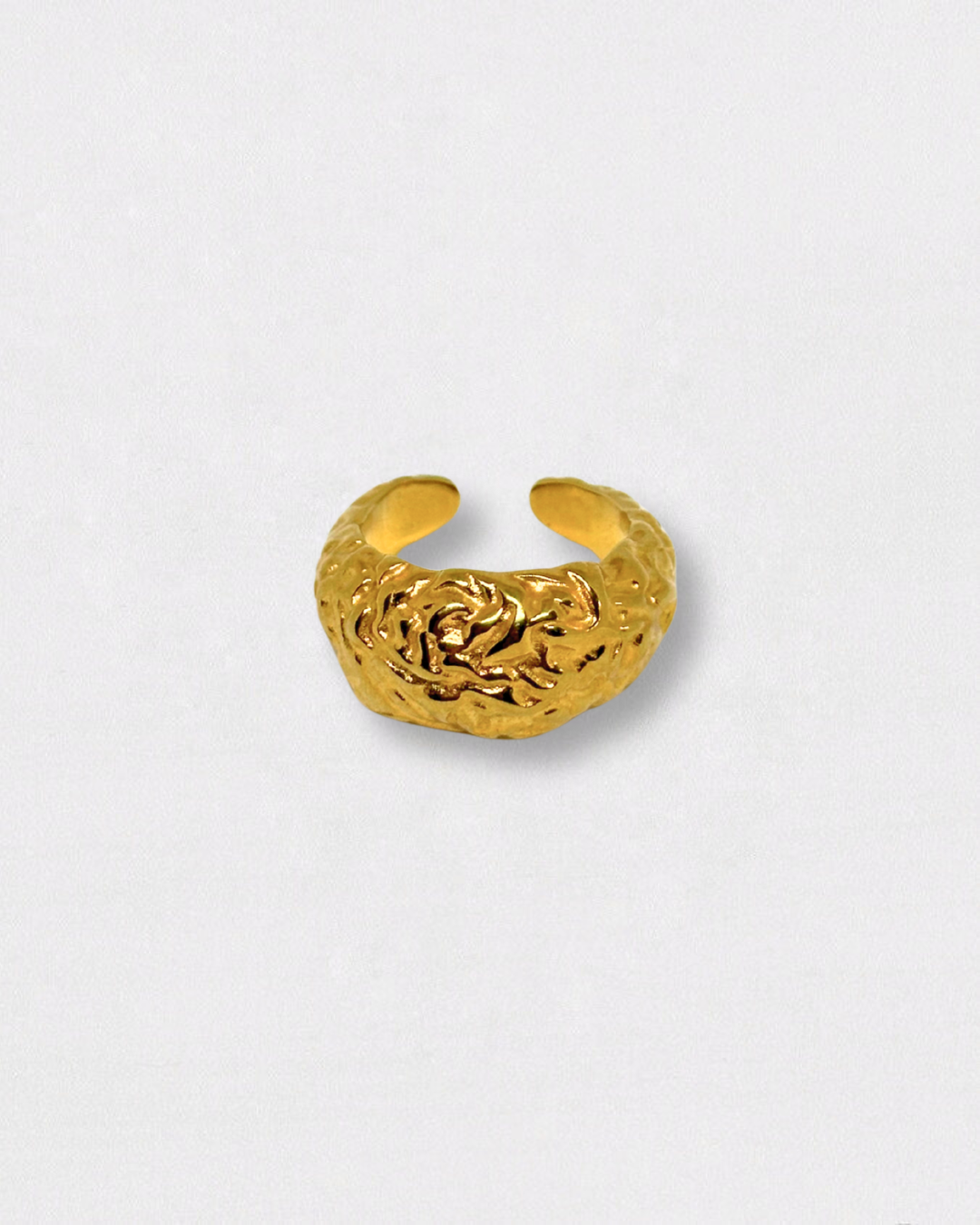 Anillo con textura de acero inoxidable y baño de oro