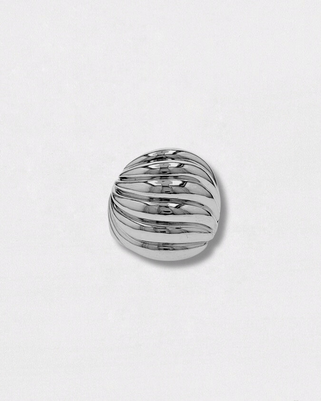 Anillo con textura de acero inoxidable y plata