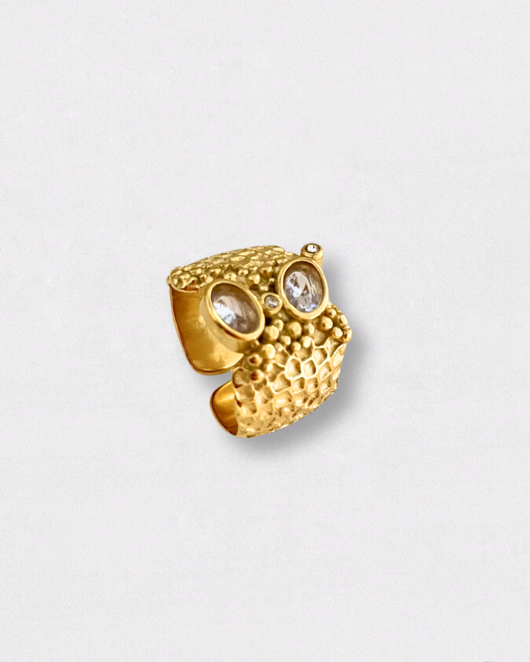 Anillo de acero inoxidable y bañado en oro con piedras