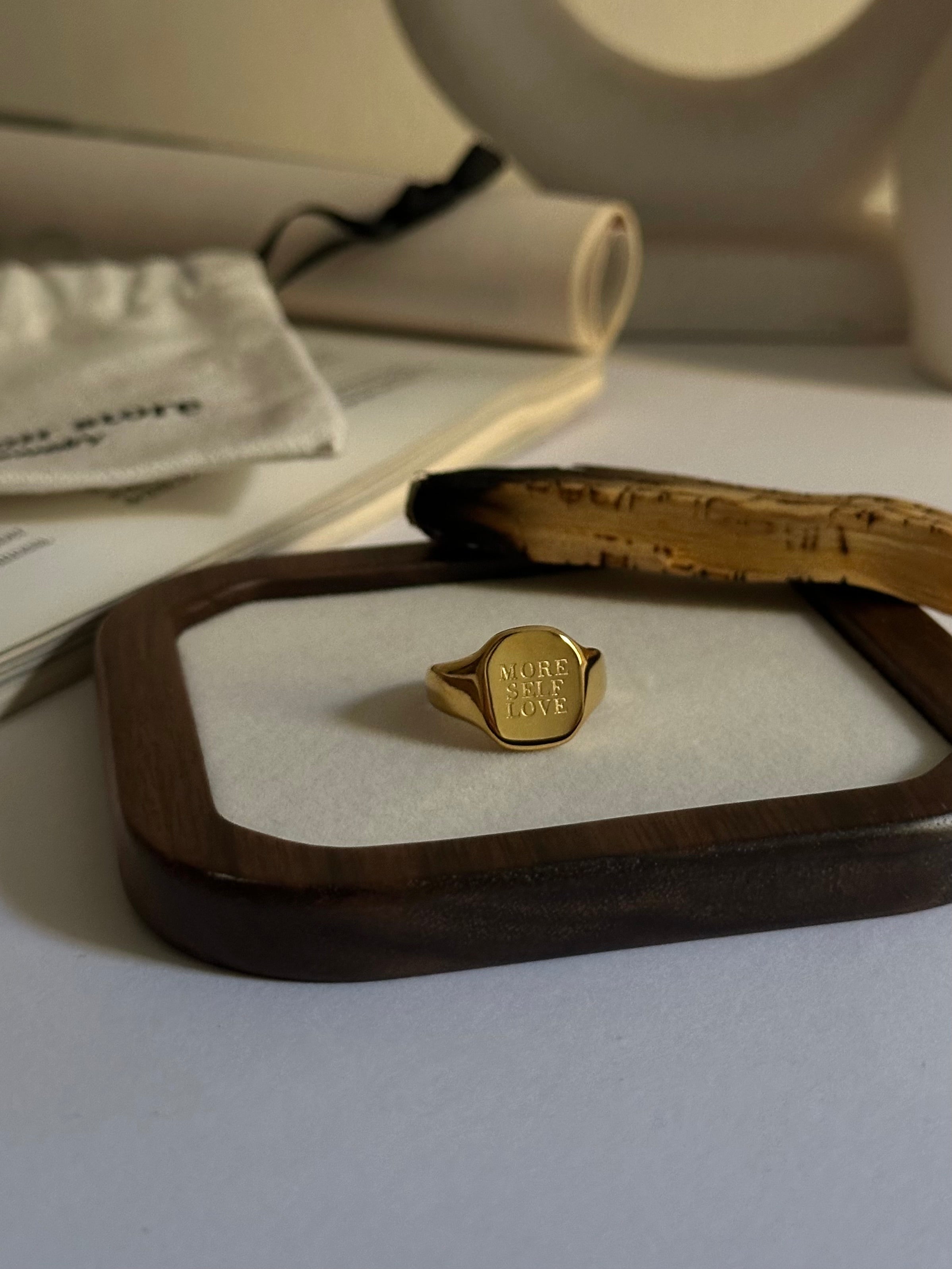 Anillo ‘Amor propio’ de acero inoxidable y baño de oro.
Talla especial para dedo meñique.