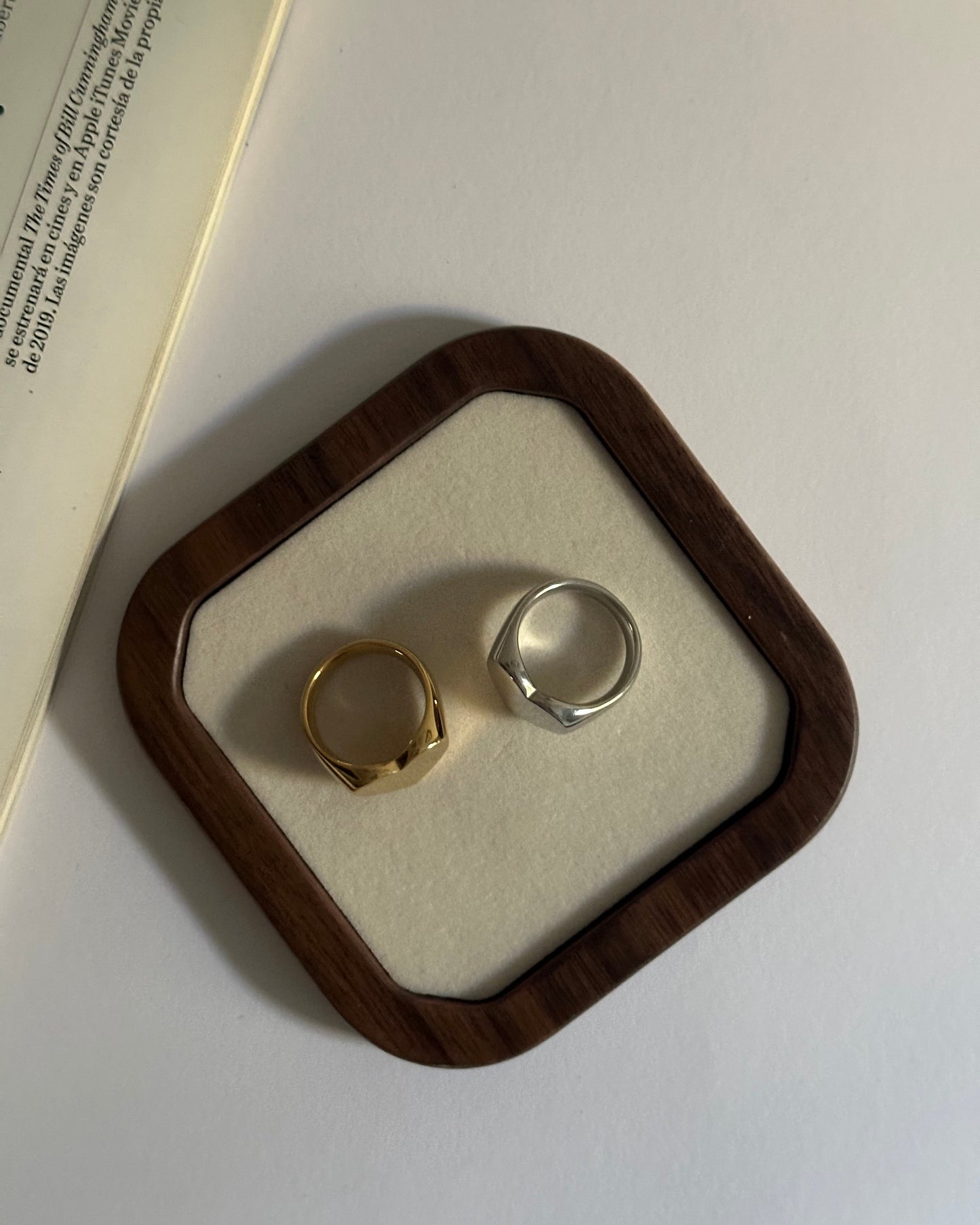 Anillo de acero inoxidable y baño de oro