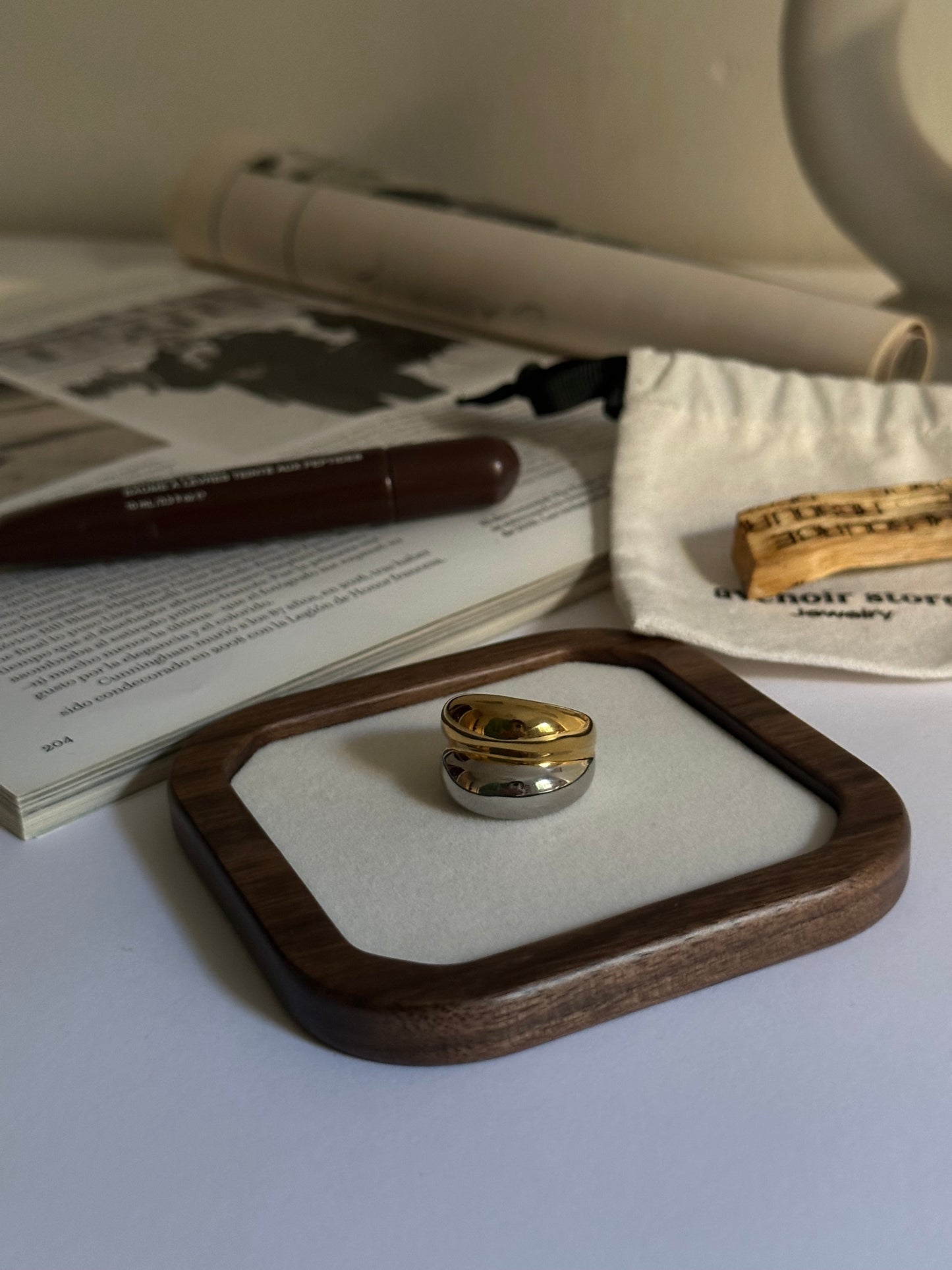 Anillo de acero inoxidable y baño de oro, combinación de plata y oro.