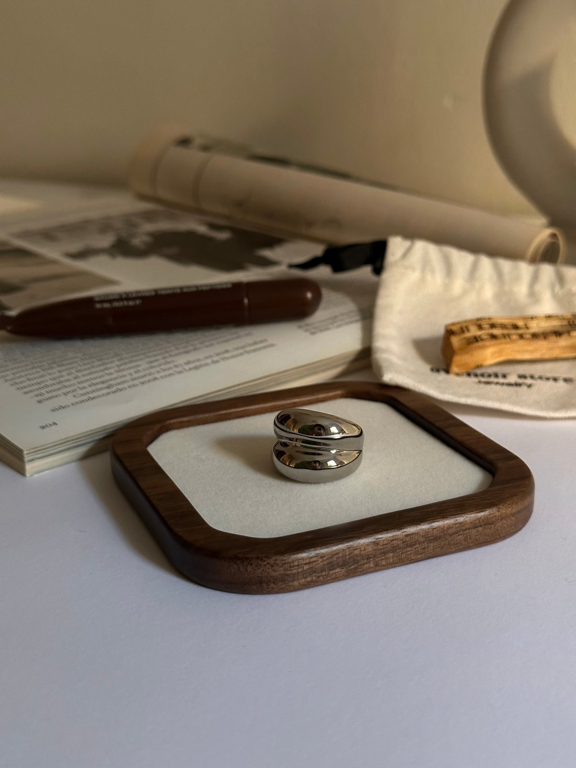 Anillo de acero inoxidable y baño de plata.