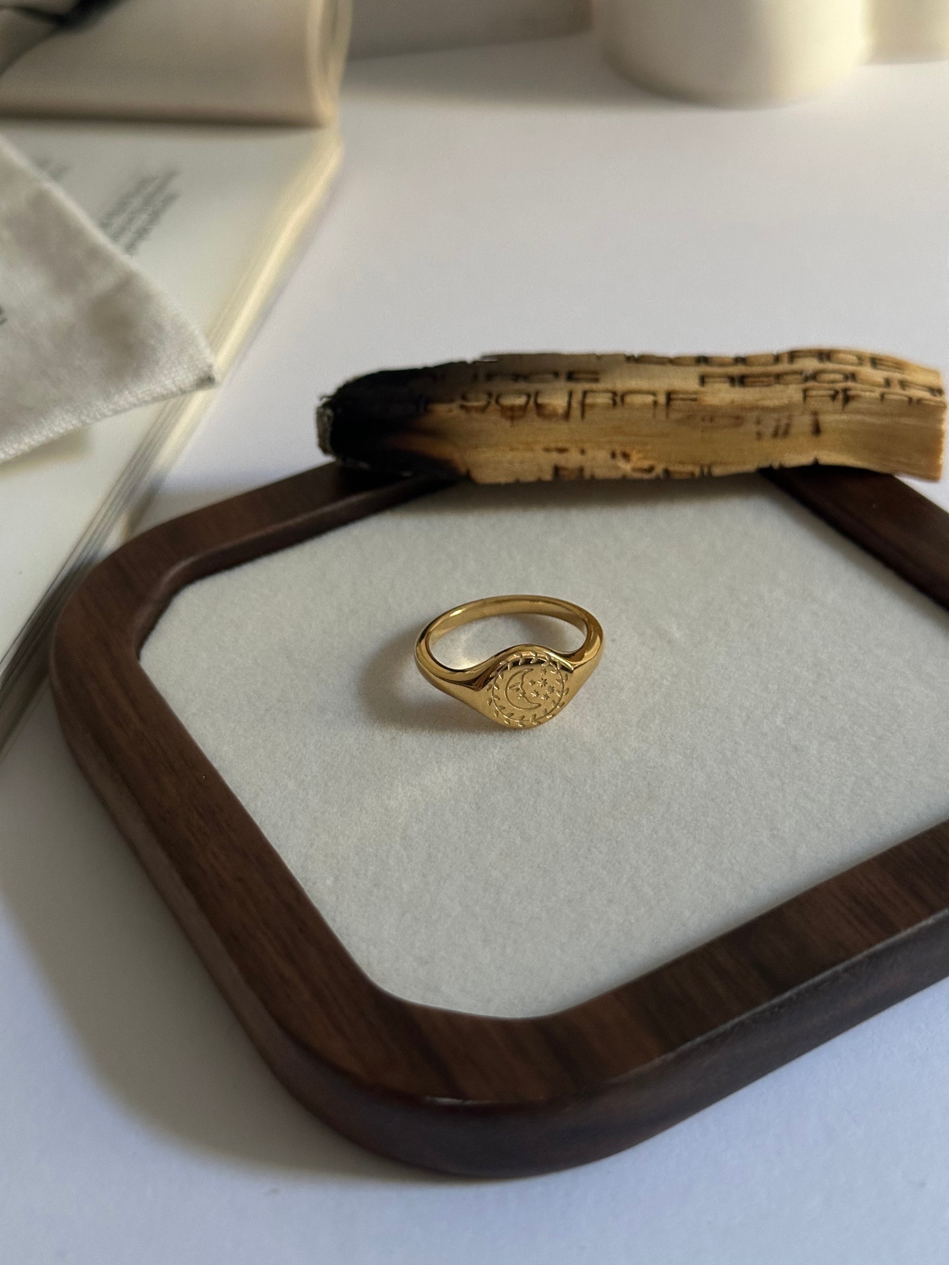 Anillo con diseño de Luna, de acero inoxidable y baño de oro.

Talla especial para dedo meñique