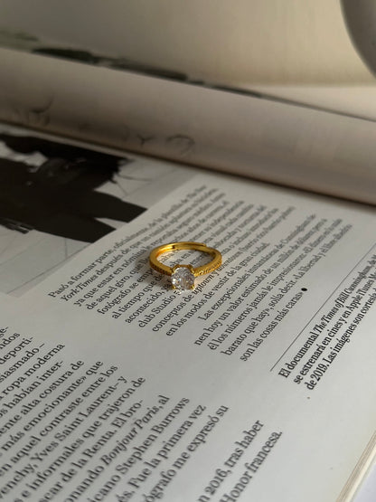 Anillo minimalista con circonita central

