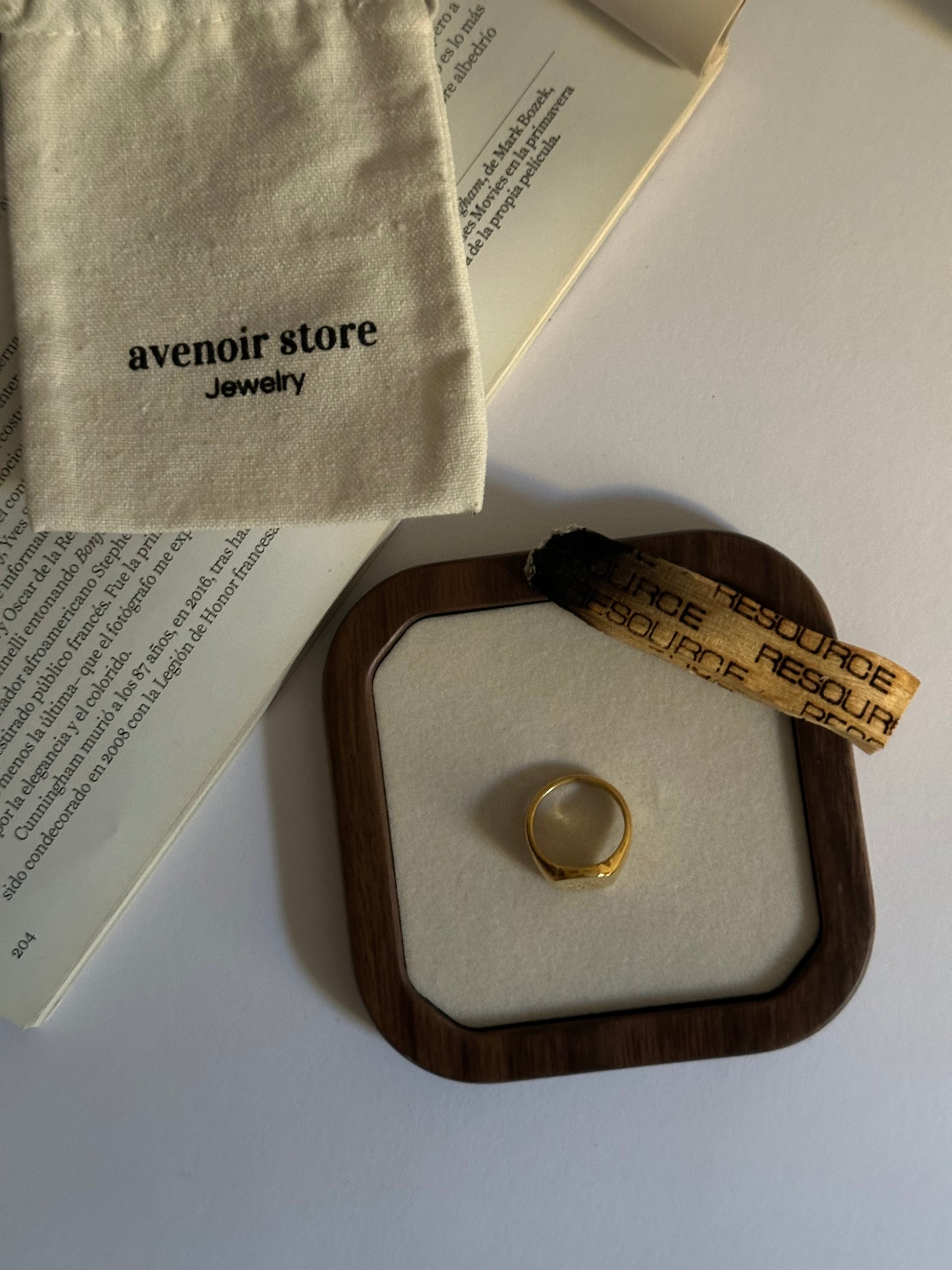 Anillo ‘Amor propio’ de acero inoxidable y baño de oro.

Talla especial para dedo meñique. 