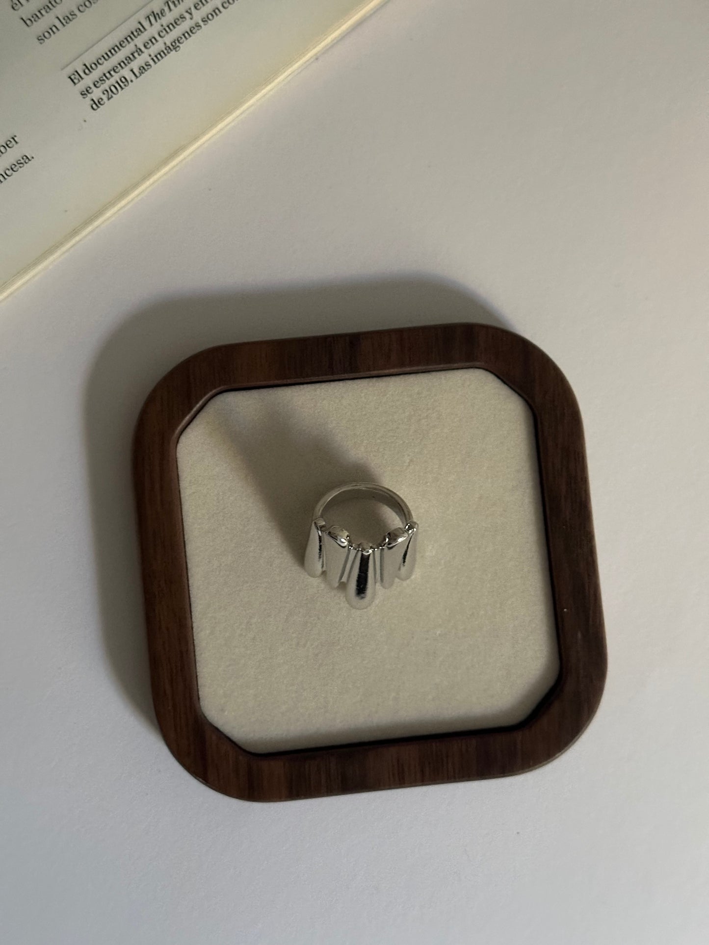 Anillo de estilo chunky, fabricado en acero inoxidable y baño de plata