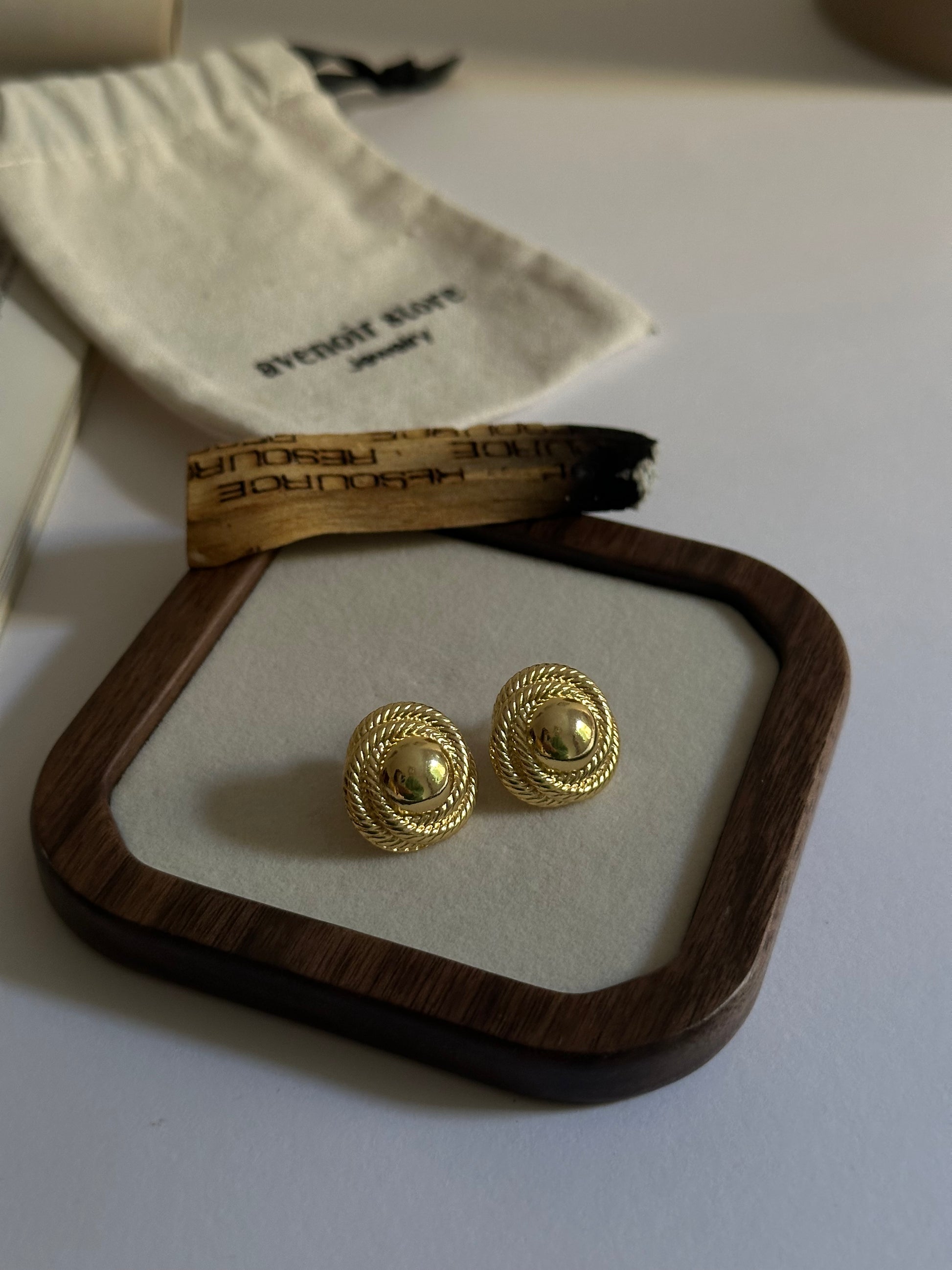 Pendientes de boton texturizados oro