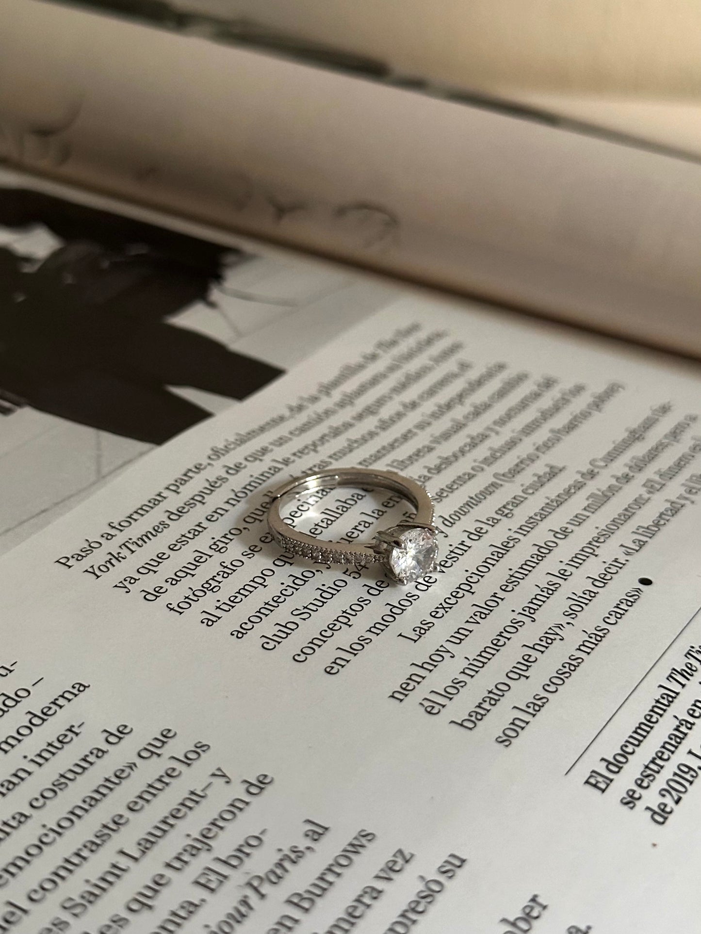 Anillo de acero inoxidable de plata con brillantes 