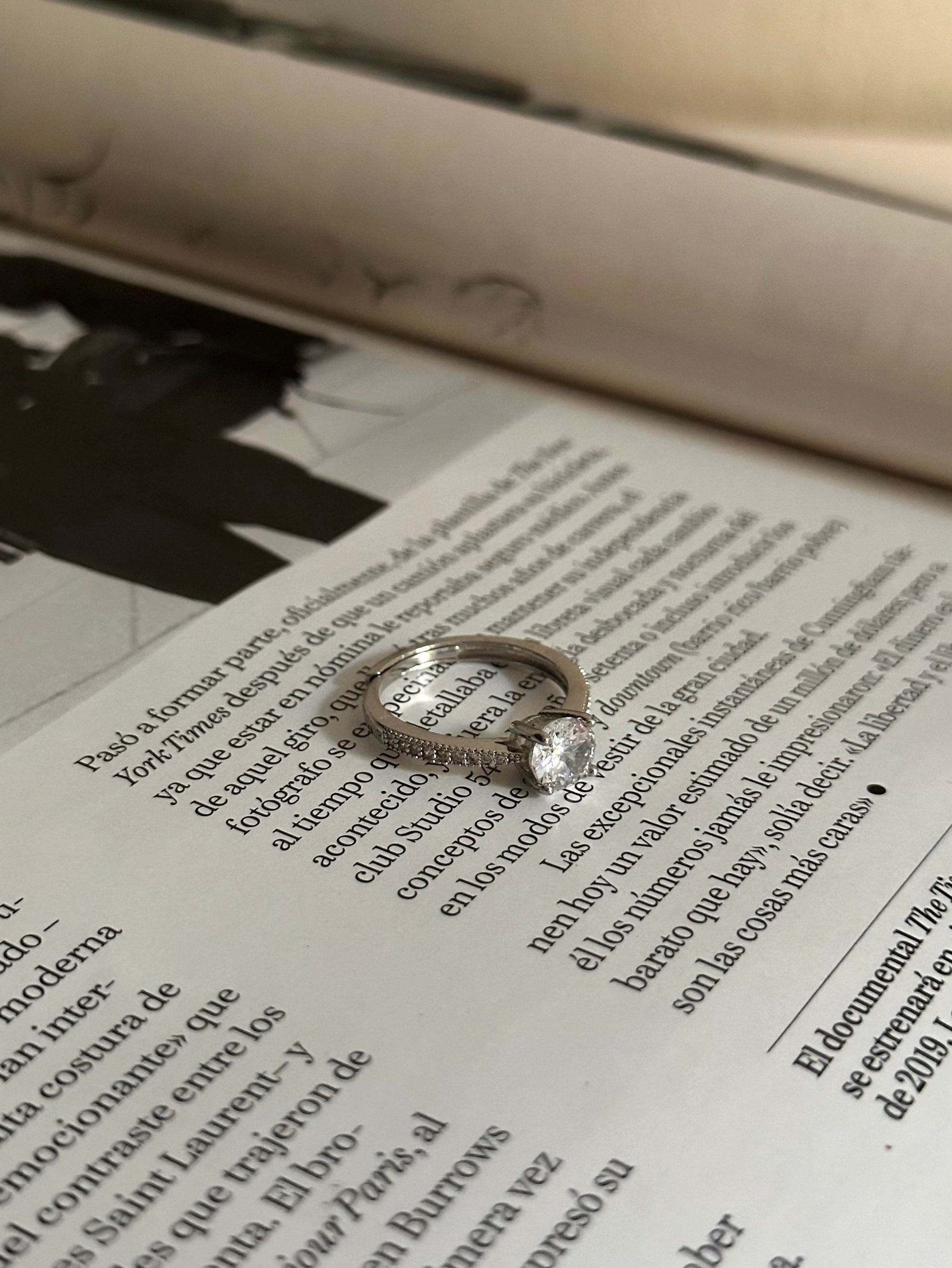 Anillo de acero inoxidable de plata con brillantes 