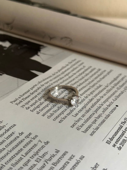 Anillo de acero inoxidable de plata con brillantes 