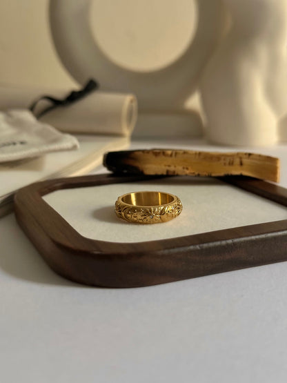 Alianza de acero inoxidable y baño de oro de 24 quilates con circonitas, de diseño de luna y estrellas grabadas. 