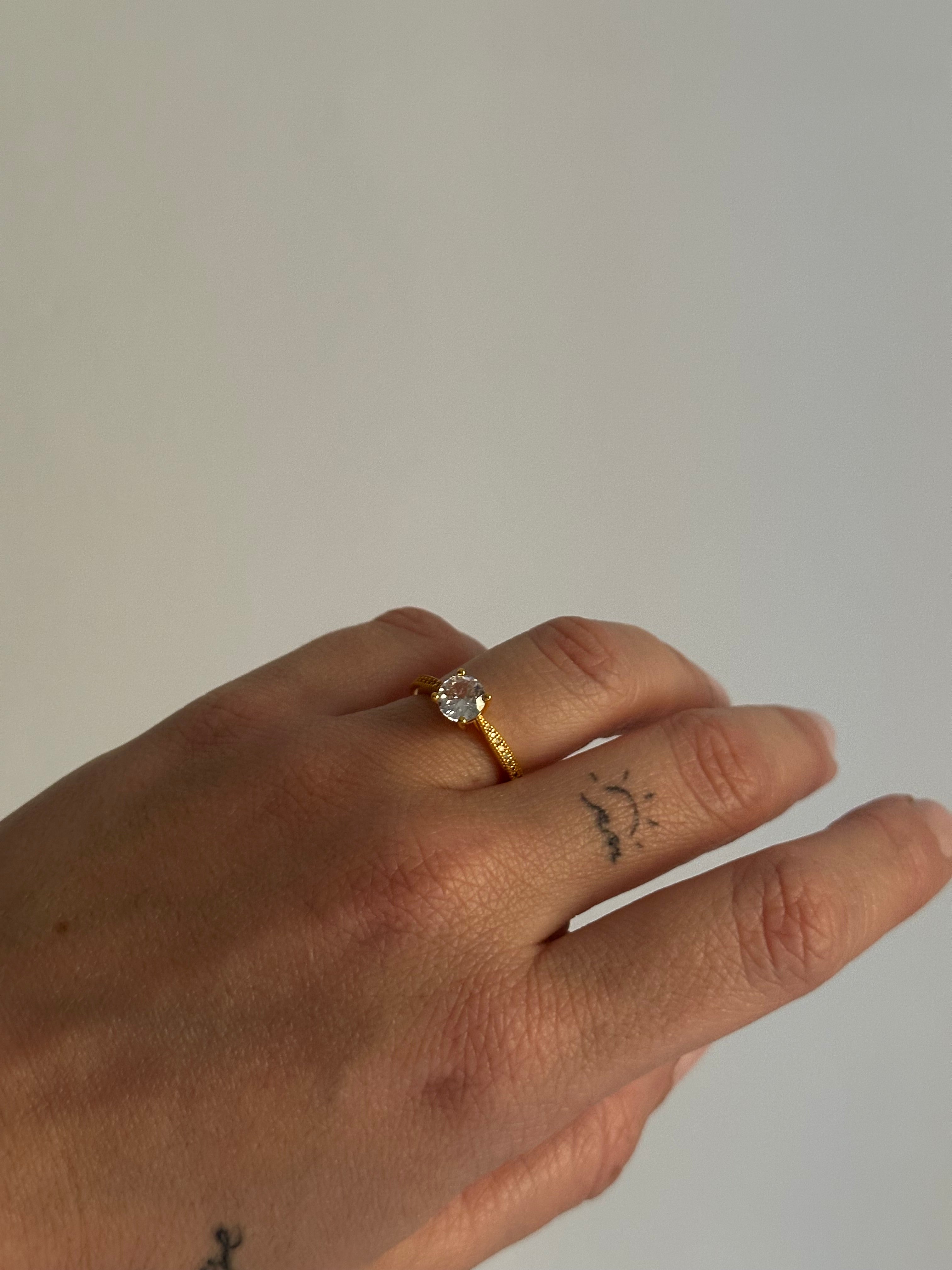 Anillo minimalista con circonita central

