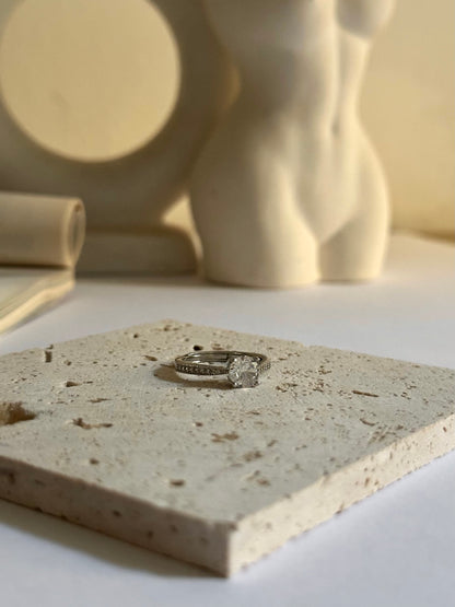 Anillo de acero inoxidable de plata con brillantes 