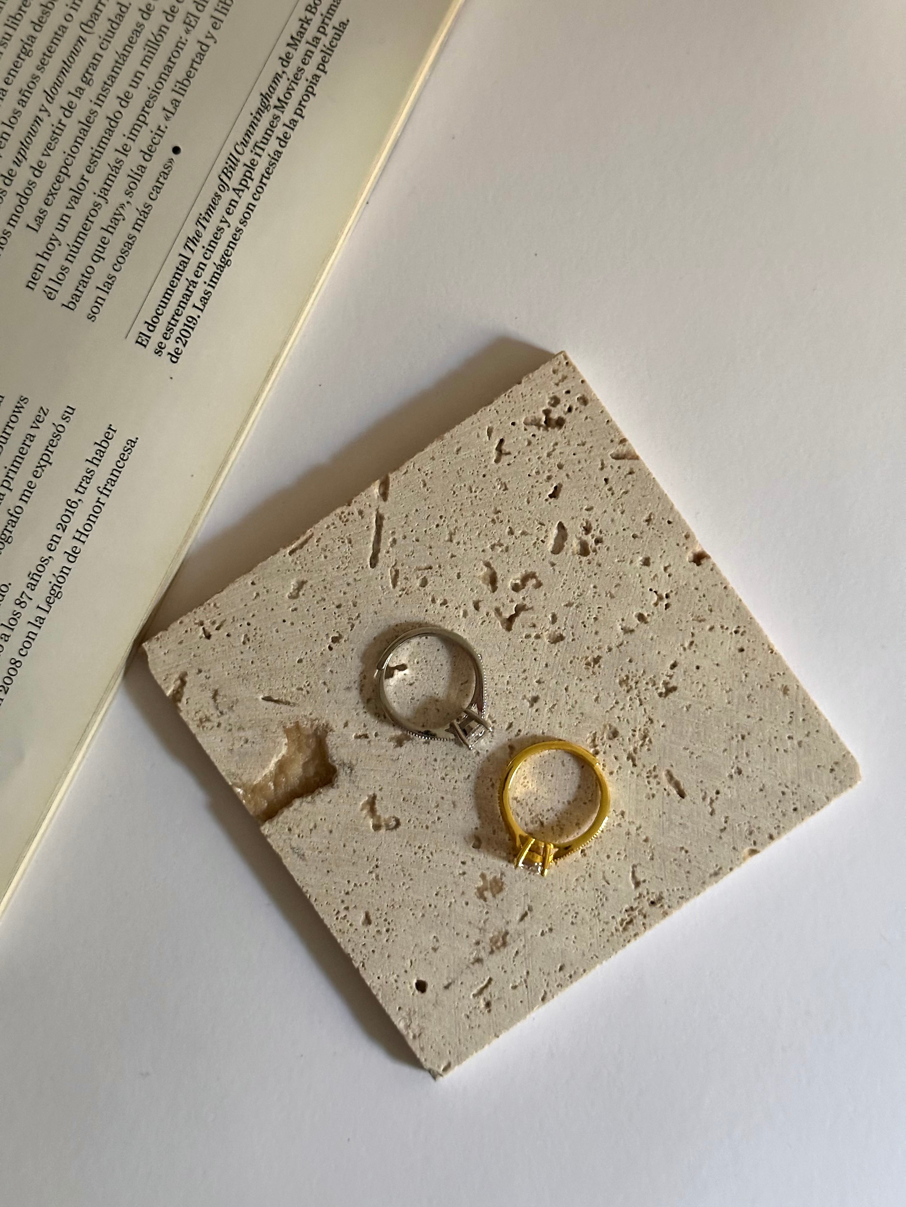 Anillo minimalista en plata y oro con circonita central

