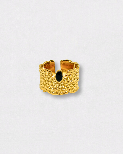Anillo de acero inoxidable con textura y piedra negra