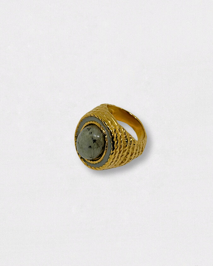 Anillo de acero inoxidable y piedra natural