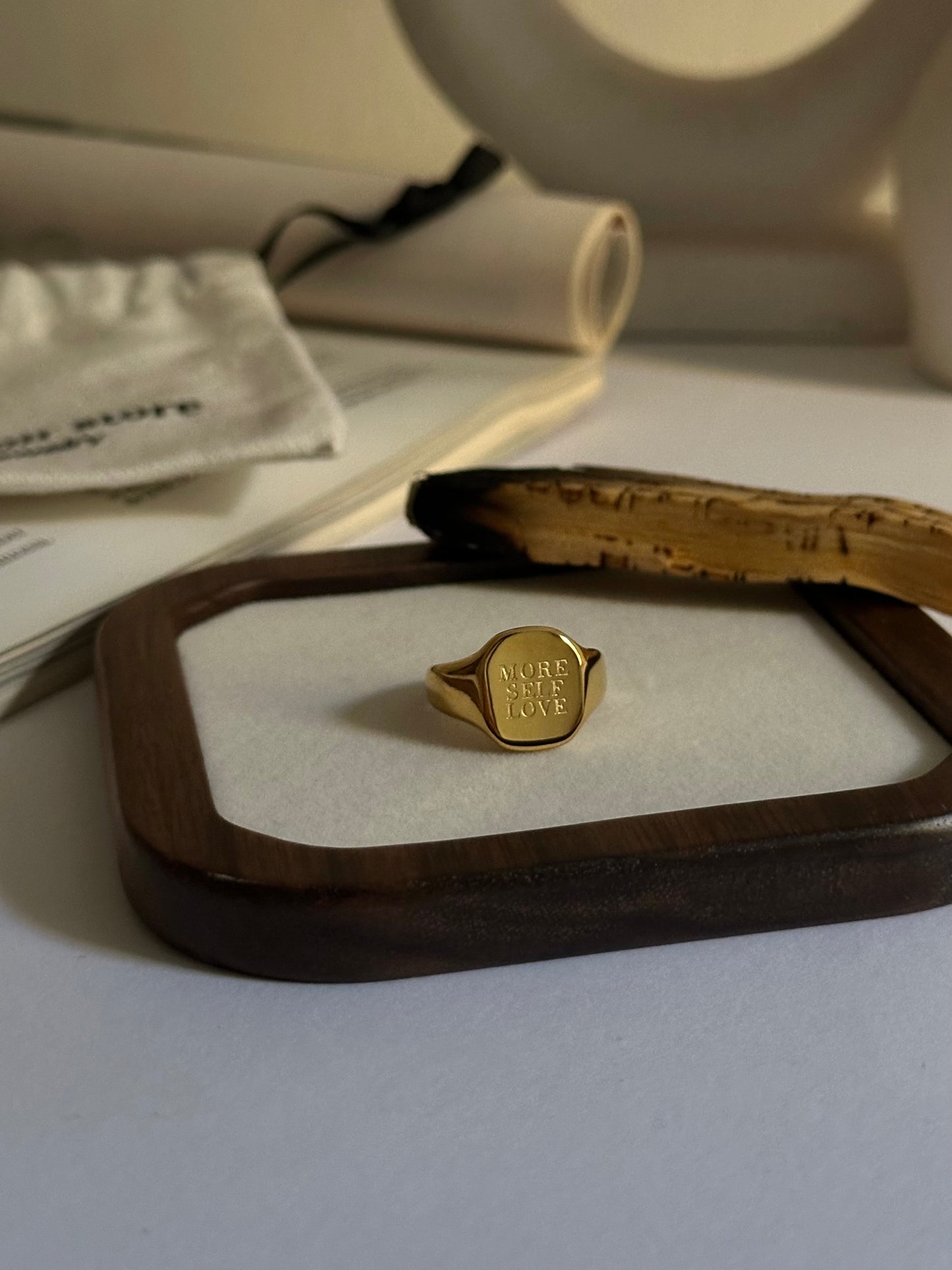 Anillo ‘Amor propio’ de acero inoxidable y baño de oro.

Talla especial para dedo meñique. 