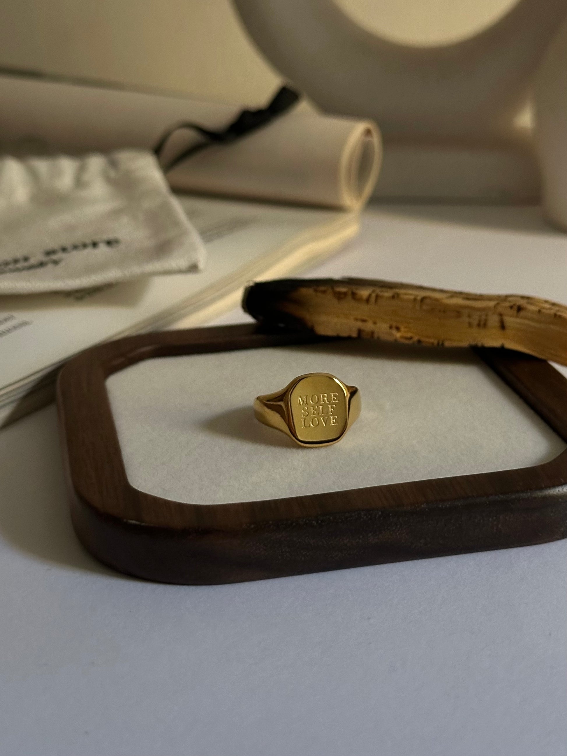 Anillo ‘Amor propio’ de acero inoxidable y baño de oro.

Talla especial para dedo meñique. 