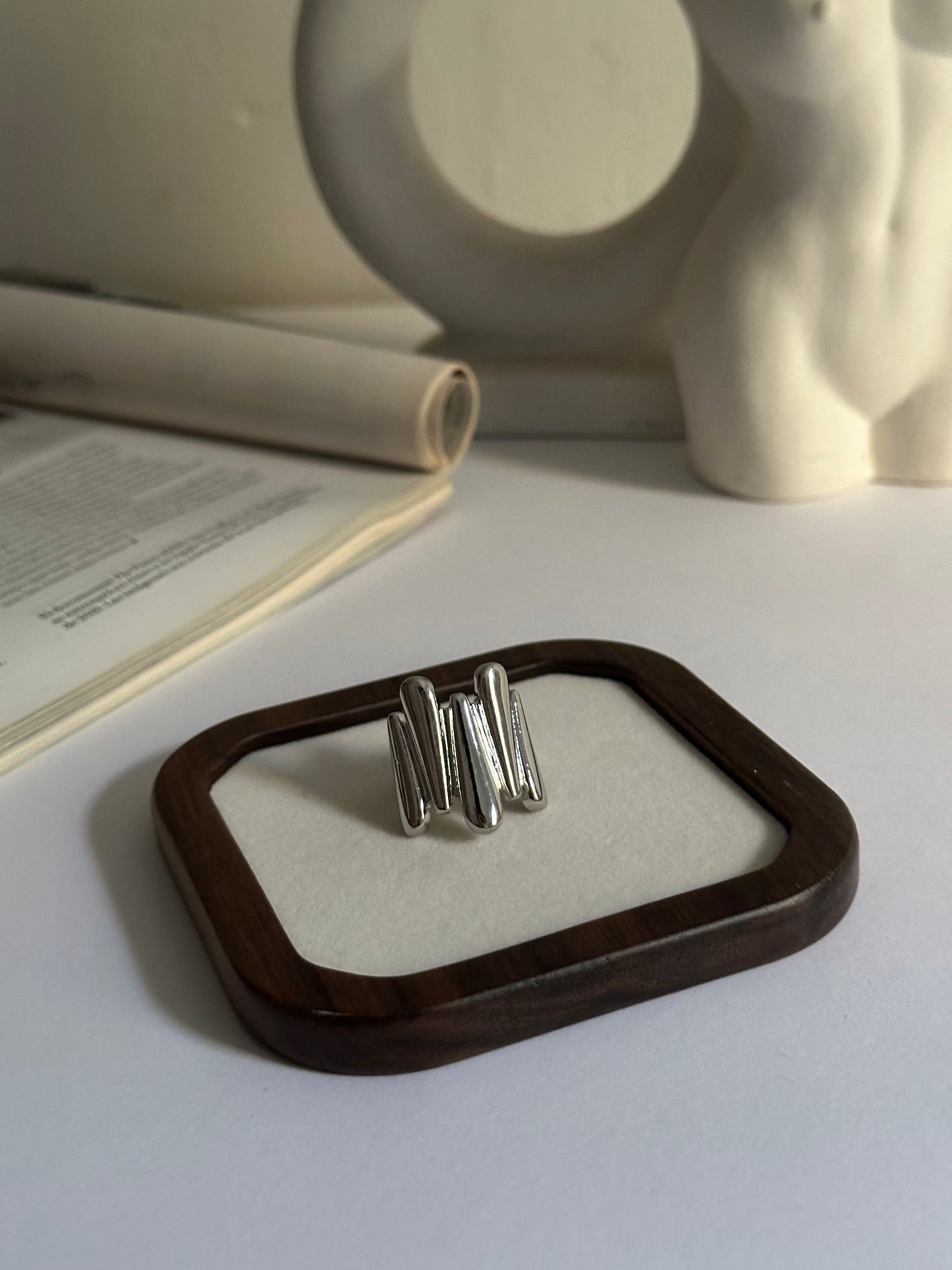 Anillo de estilo chunky, fabricado en acero inoxidable y baño de plata