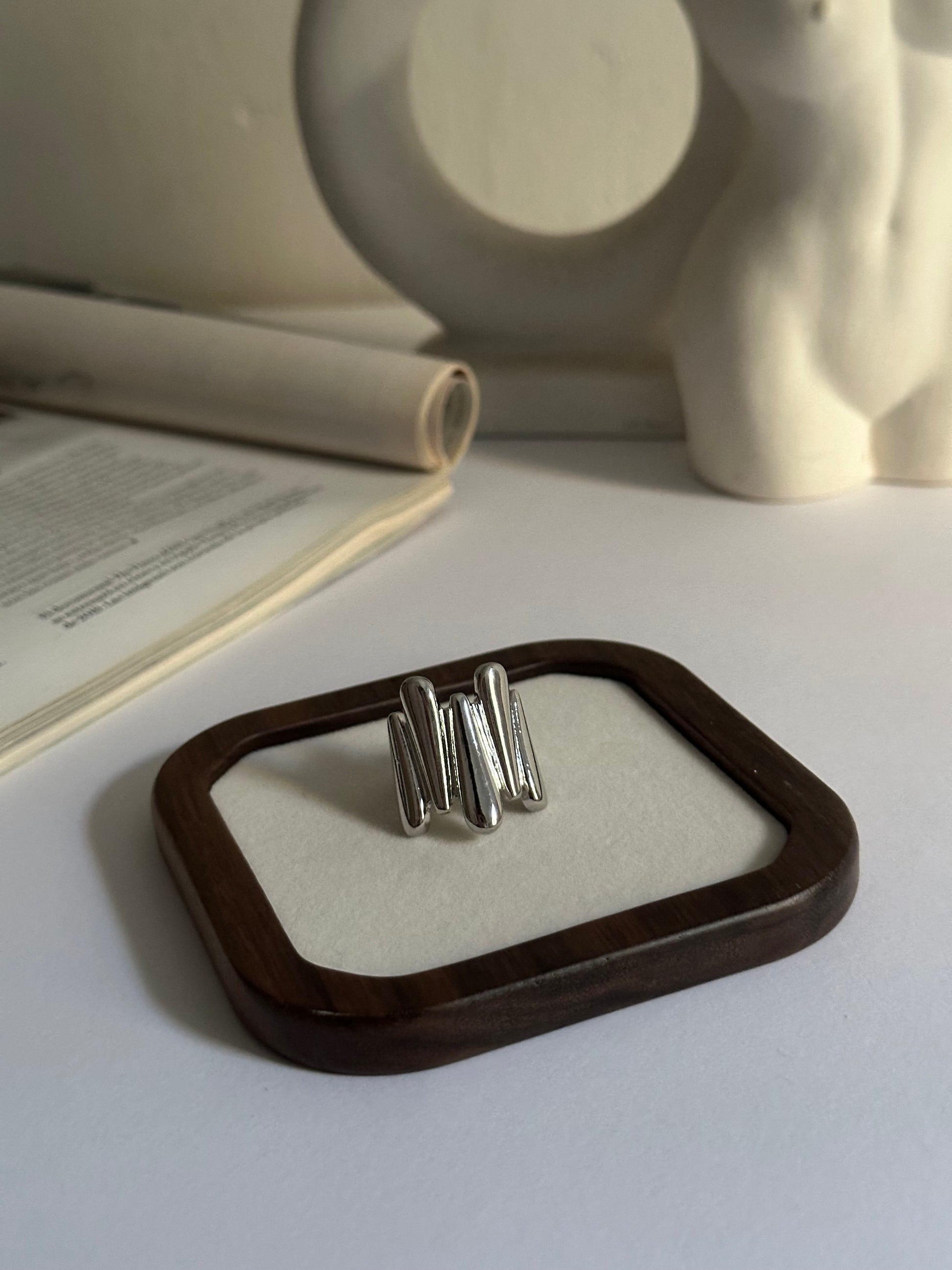 Anillo de estilo chunky, fabricado en acero inoxidable y baño de plata