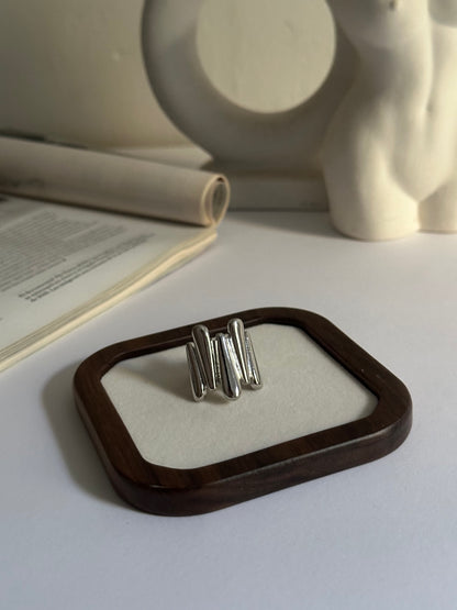 Anillo de estilo chunky, fabricado en acero inoxidable y baño de plata