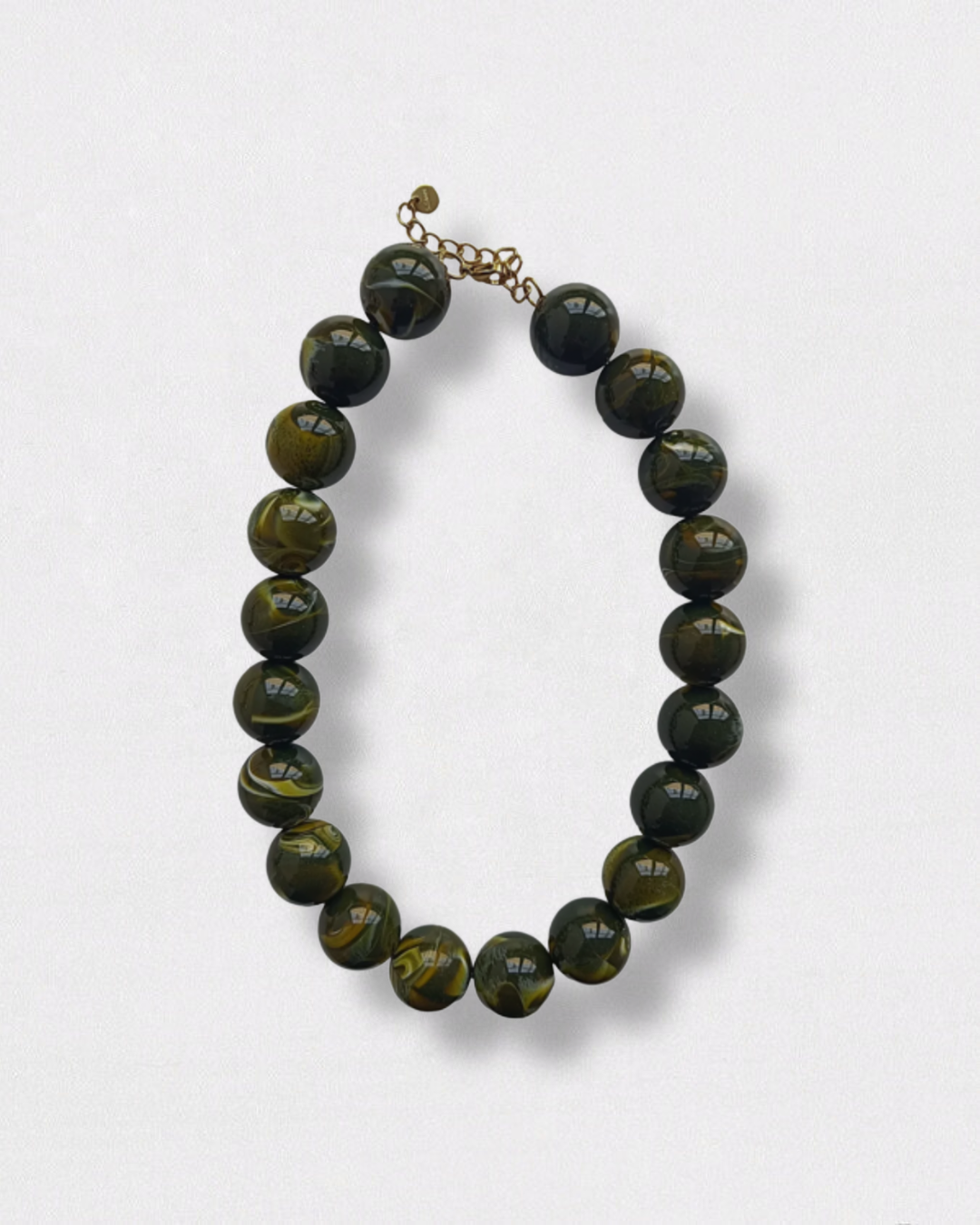 Collar de acero inoxidable y resina color verde