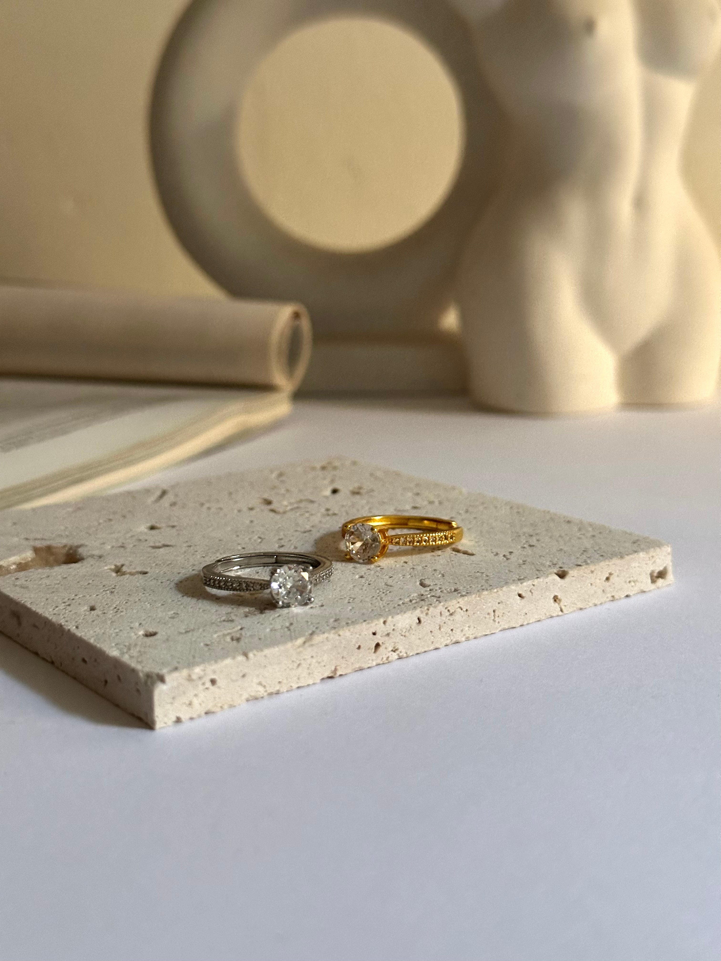 Anillo minimalista con circonita central

