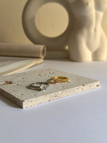 Anillo minimalista con circonita central

