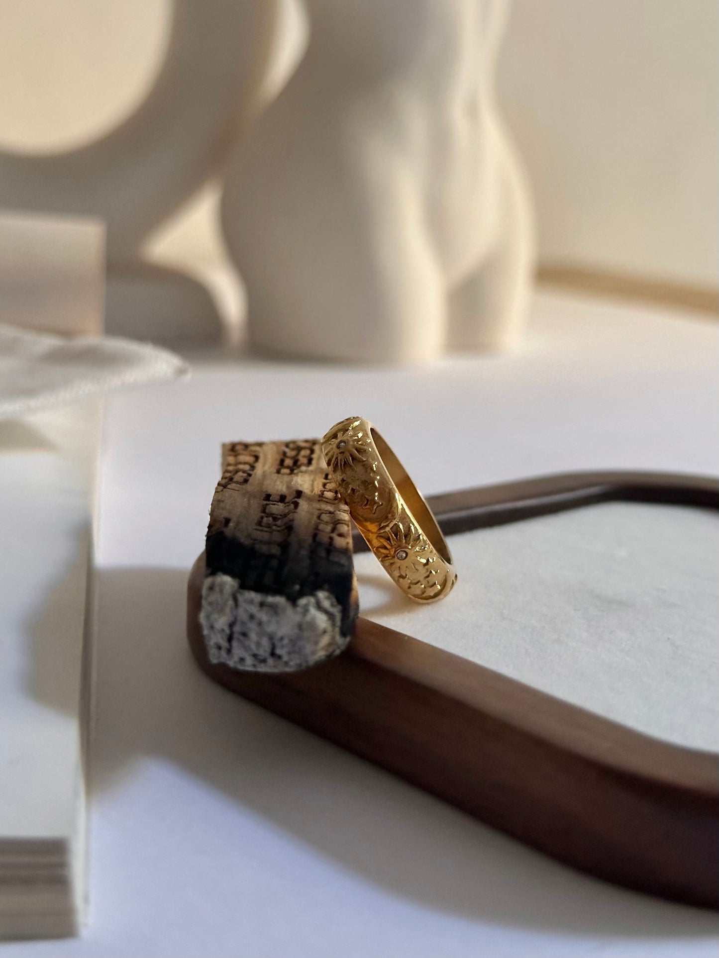 Alianza de acero inoxidable y baño de oro de 24 quilates con circonitas, de diseño de luna y estrellas grabadas. 