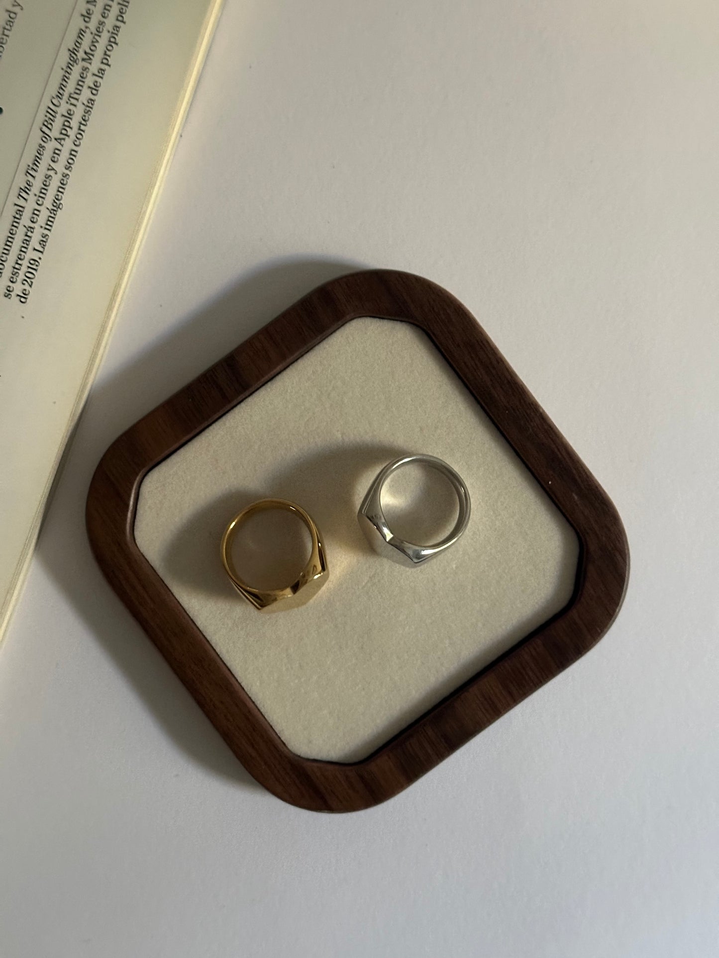 Anillo de acero inoxidable y baño de oro