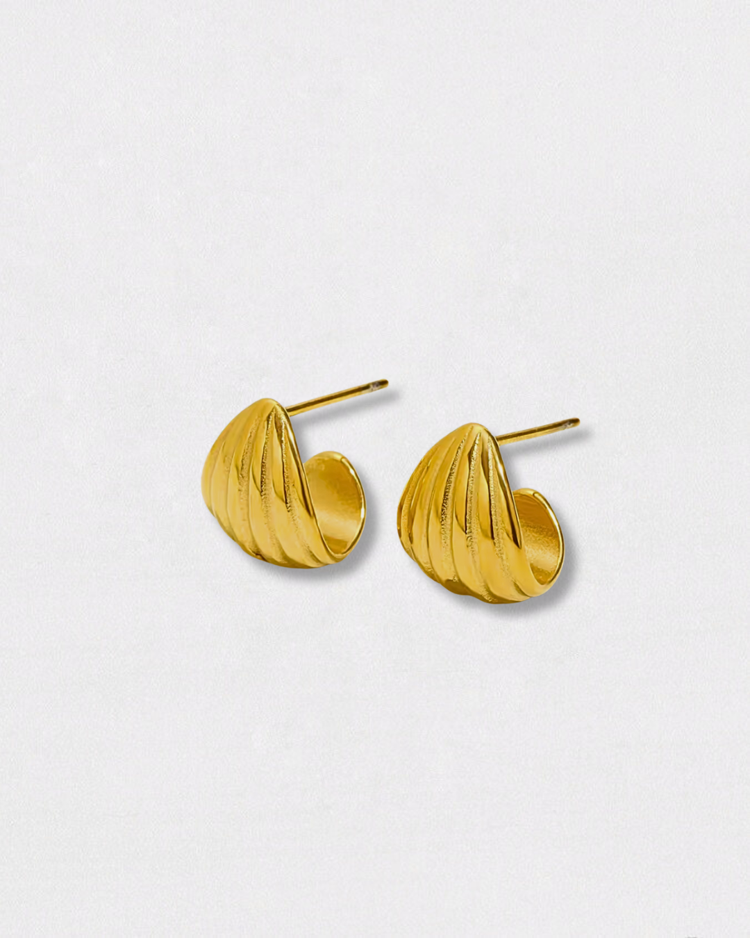 Pendientes pequeños de acero inoxidable y textura de rayas 